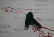 Montageplaat tussen chassis en achter subframe links  XJ & XK CBC4257 / MJA3701BA