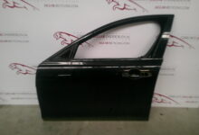 Deur links voor XE zwart met zwarte lijst T4N2633